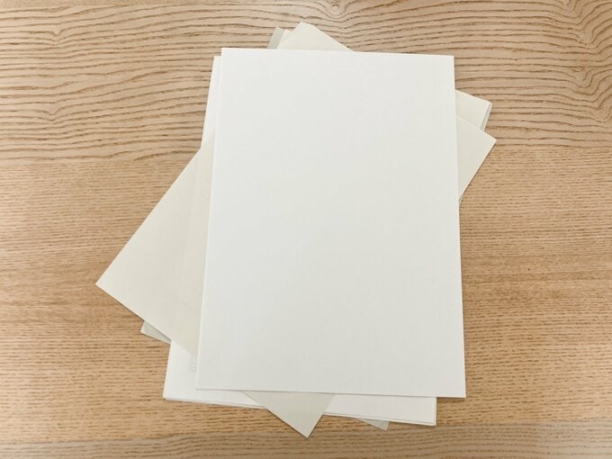 机の上においたプリント類