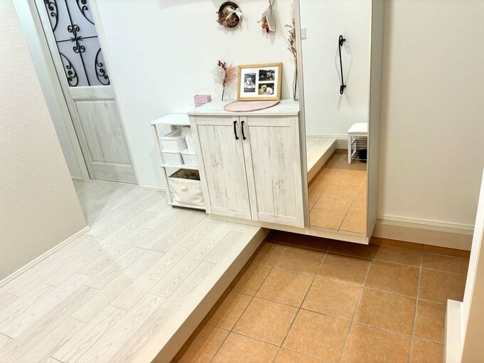 収納やベンチがあっても圧迫感のない玄関