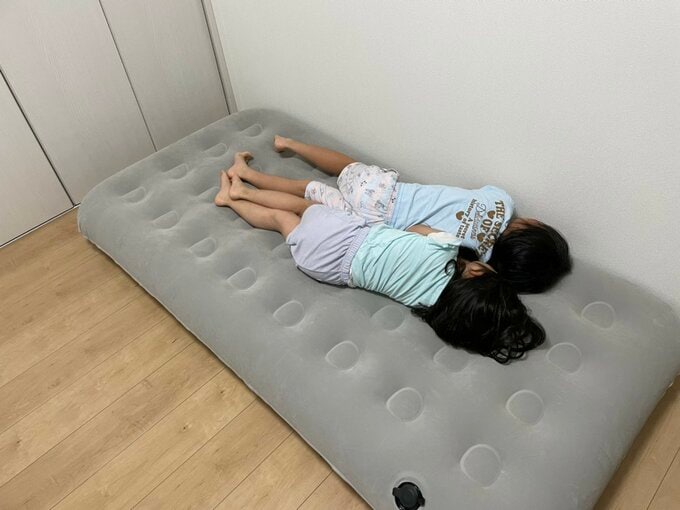 エアーベッドに寝転がる子どもたち