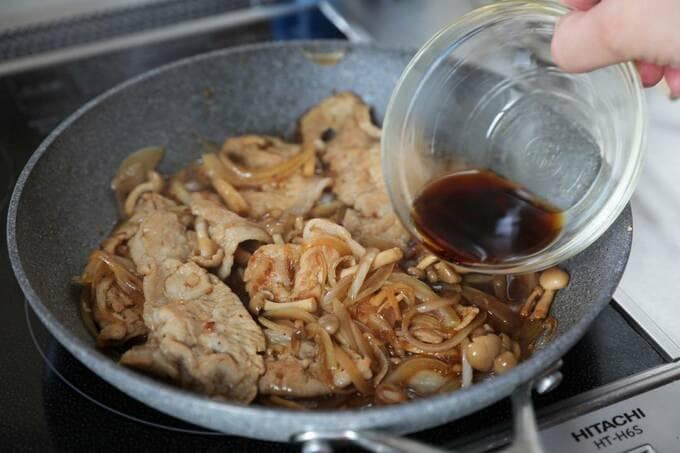 フライパンに調味料を加える様子