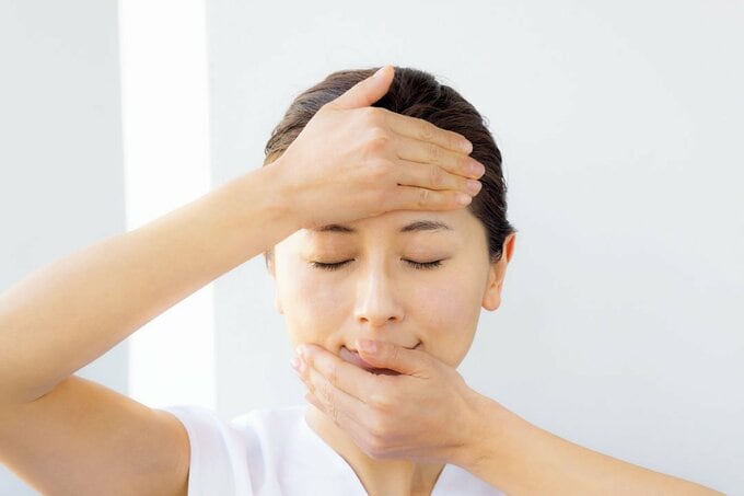 手のひらをおでことあごに