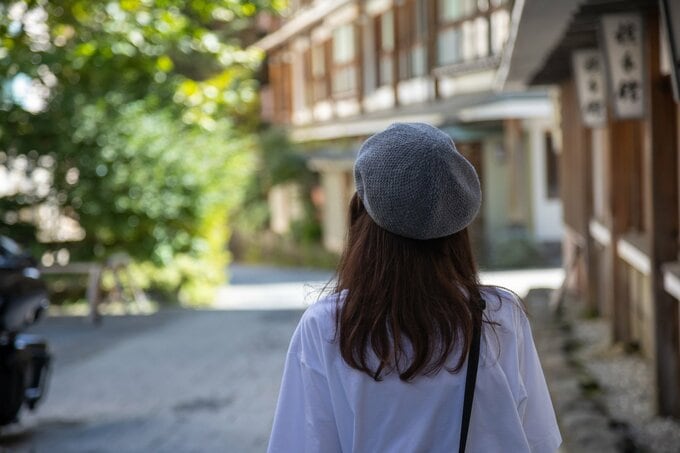 温泉地を歩く女性