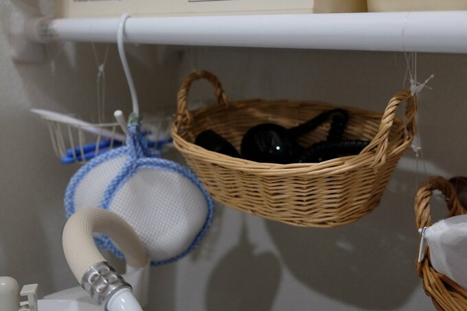 フックと結束バンドでカゴをつり下げ