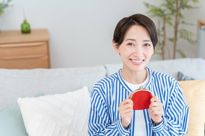 財布を持つ女性