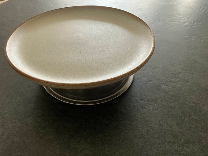 ボウルの上にお皿を重ねて完成