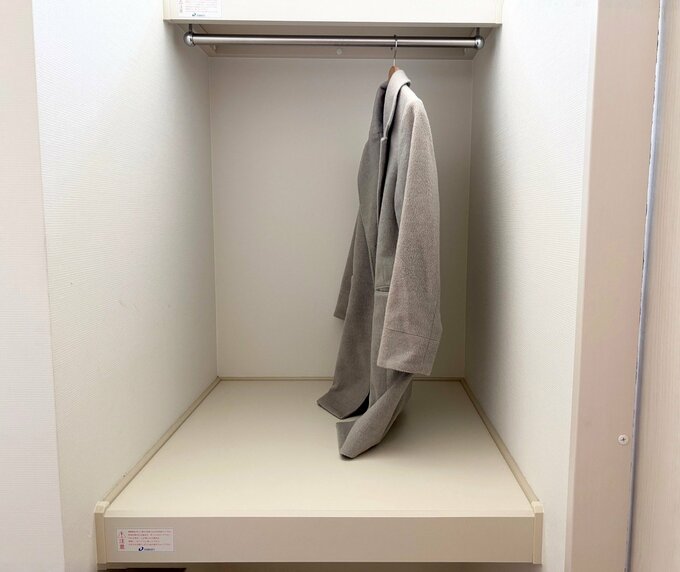 ファミリークロークにかかったコート