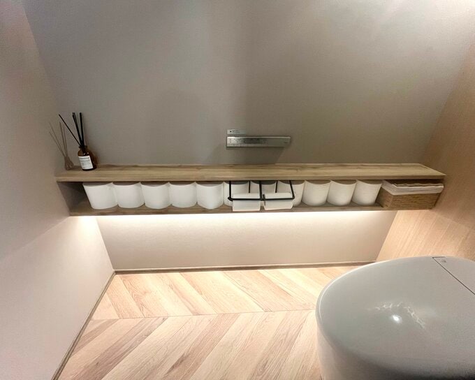 1列に並んだトイレットペーパー