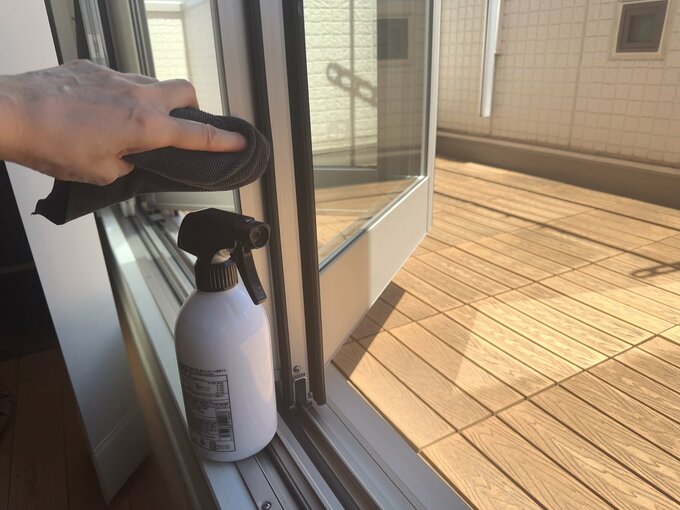 窓の黒ずみの掃除