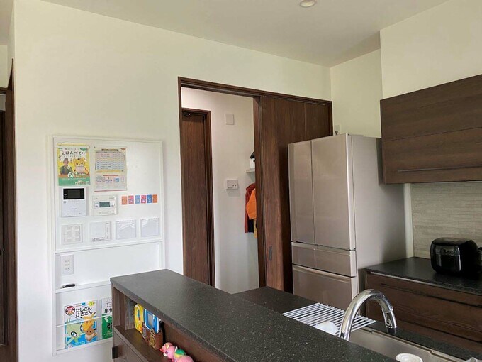 ダイニング側から見たキッチンとシュークローゼット