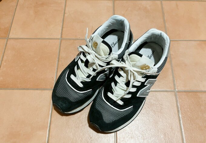 黒いスニーカーの写真