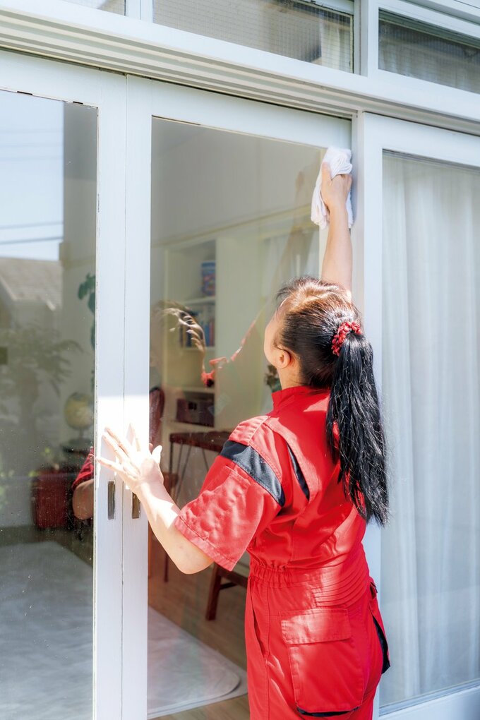 窓掃除をする新津春子さん