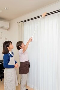 高いところはハンディーモップでホコリを払う