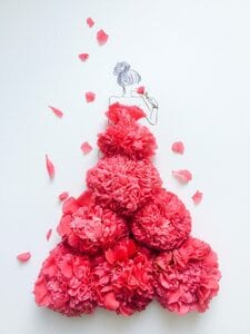 赤い椿を使うと、華やかでりりしい印象。