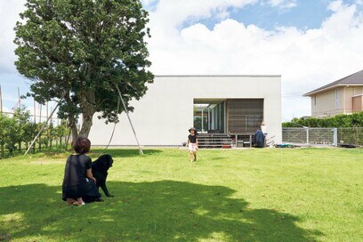 愛犬と幸せに暮らせる、中庭プランの平屋の家。ケアルームや専用プールも