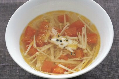 エノキダケを1袋使った「洋風スープ」。パパッとつくれてトマトの酸味もおいしい