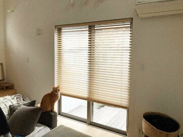 カーテン→ブラインドに変更で、リビングの印象が広々＆掃除がラクに