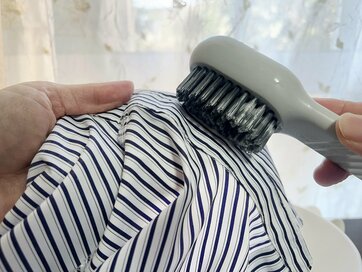 3COINSの330円「洗濯用ブラシ」が革命級に便利。シャツの衿汚れも靴の汚れも驚くほど落ちた