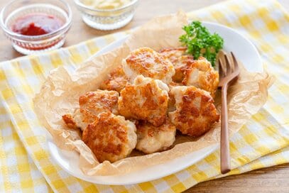 鶏胸肉でつくる「チーズナゲット」のレシピ。少ない油で揚げ焼きで簡単