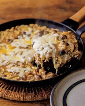 家族歓喜の和風チーズオムレツ。大胆にフライパンごと出して