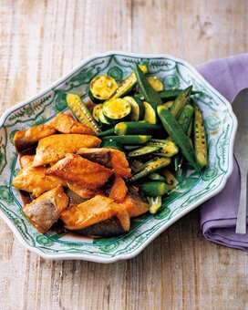 鮭と野菜のオイスターソース炒め。濃厚なソースでコクのある一品に