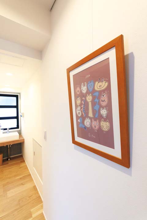 長男が描いた絵を飾った壁