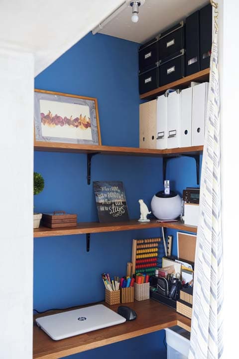 撤去した収納スペースに設けたニッチ風のパソコンコーナー