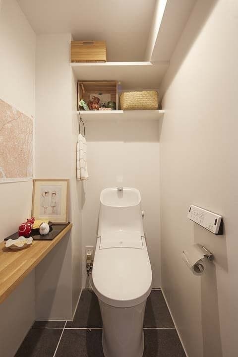 棚を設けて収納スペースを確保したトイレ
