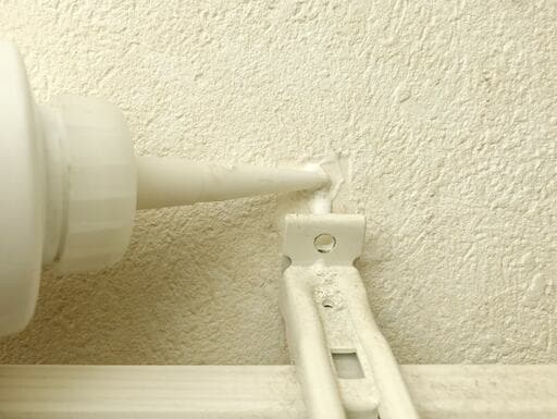 広がったネジ穴に木工用ボンドを流し込む