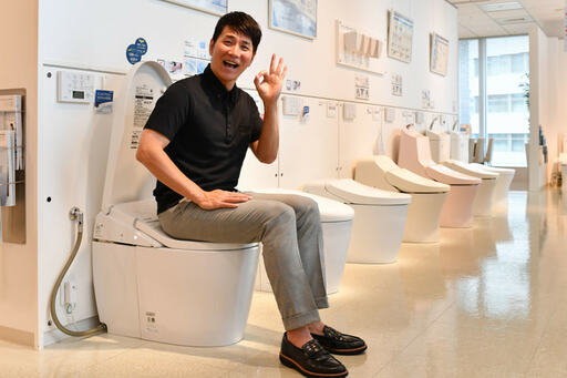 トイレに腰掛ける男性