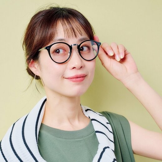 黒縁タイプのメガネをかけた女性