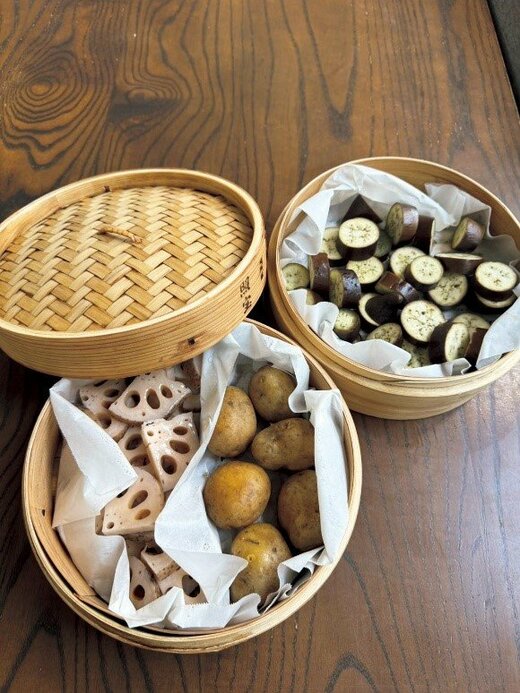 せいろに入ったレンコン、ジャガイモ、ナス