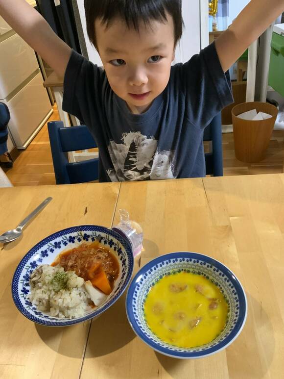 食事を前に喜ぶ男の子