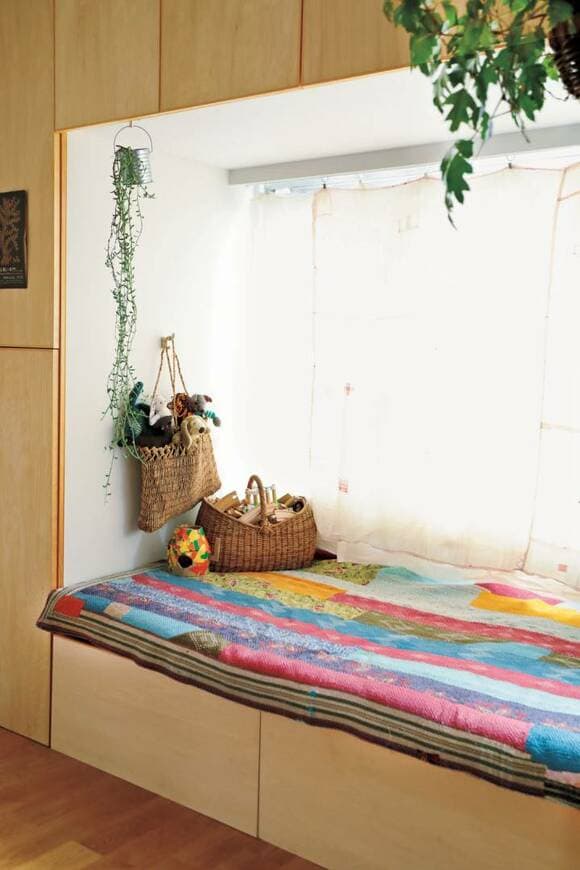 窓辺の小上がりにラグを敷いた様子