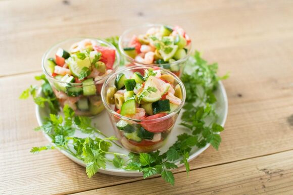 グラスを使って1人分ずつ盛りつけ