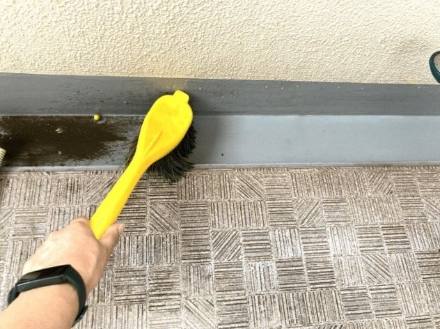 ベランダの溝掃除