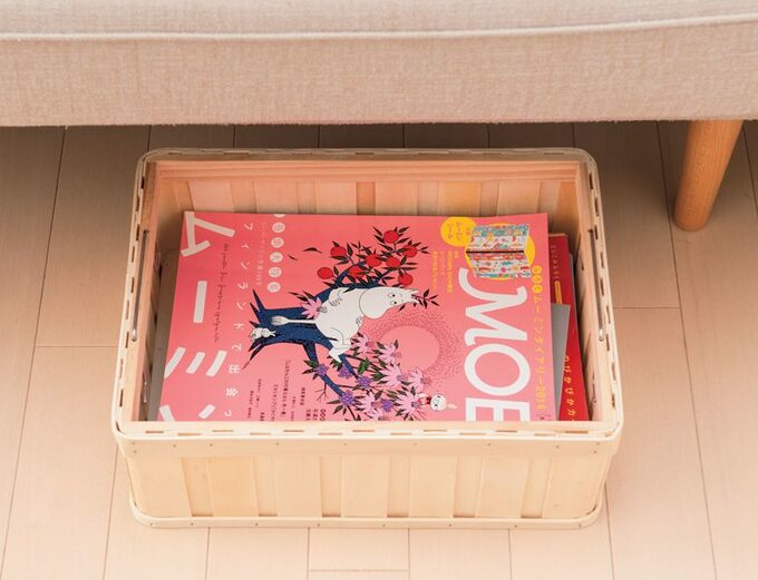 ソファ下の死角も収納スペースに活用