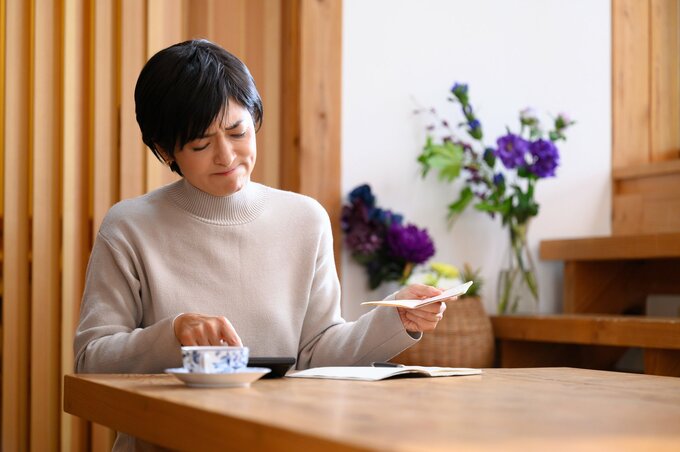 頭を抱える女性