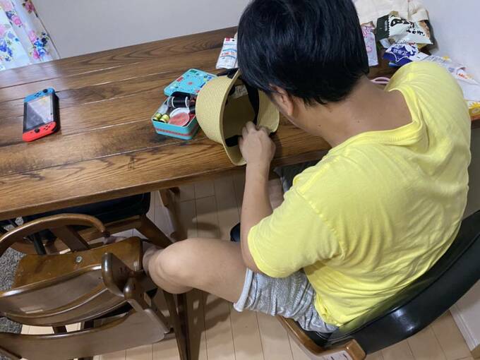 裁縫をする後ろ姿