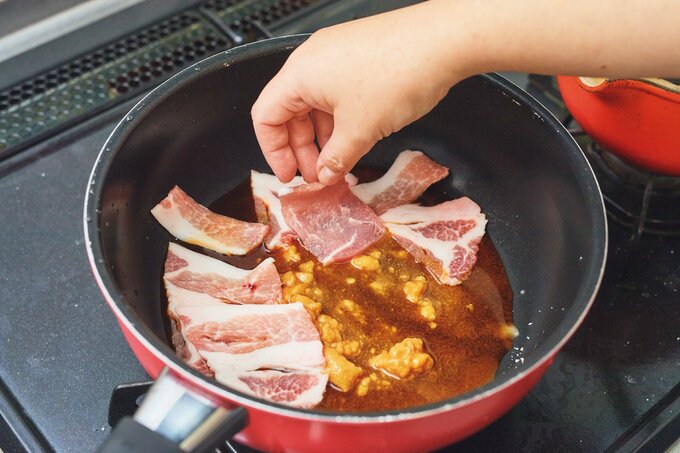 豚肉のみそ焼き レタス添えの調理過程