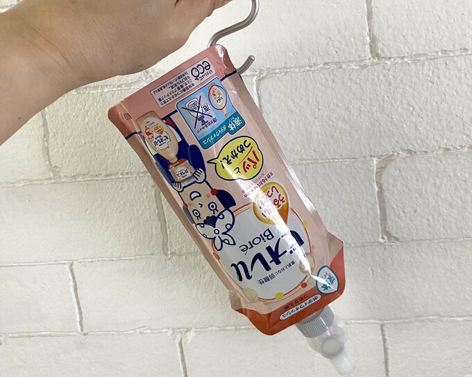 詰め替えシャンプー類の下部にある隙間(フックの通り道)に、S字フックを差し込む