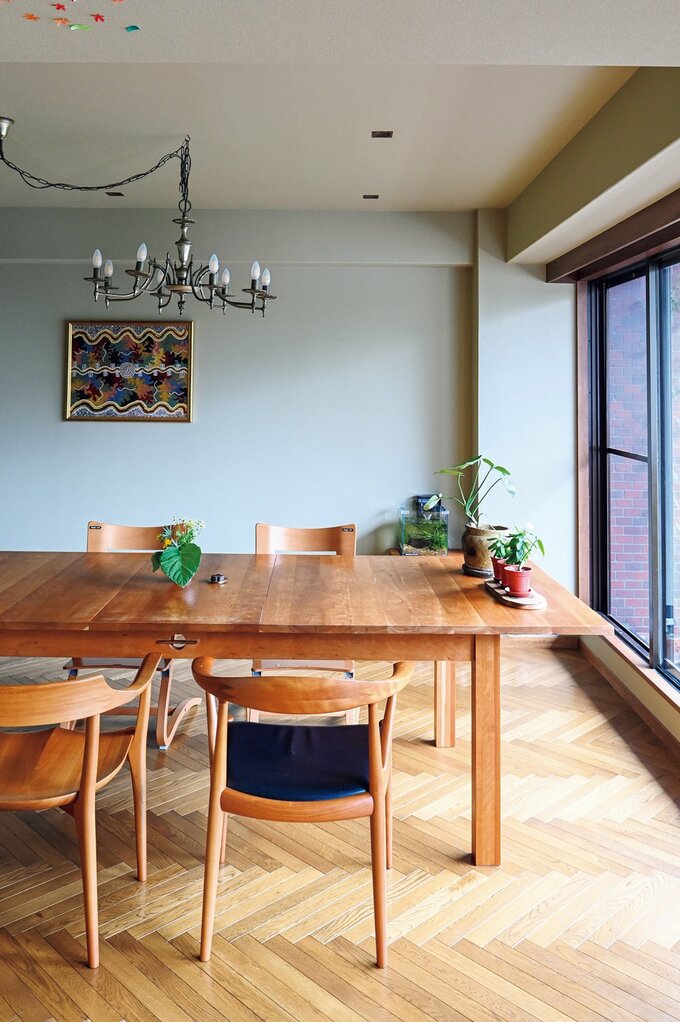 ジョン・ケリーデザインのダイニングテーブル