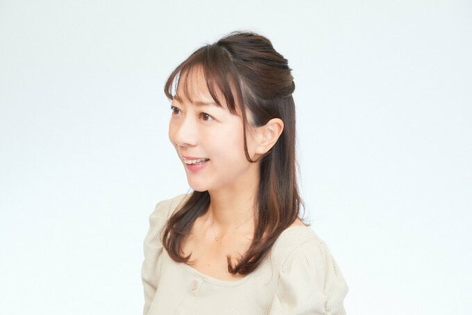 ハーフアップの女性