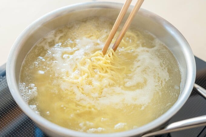 めんを茹でる