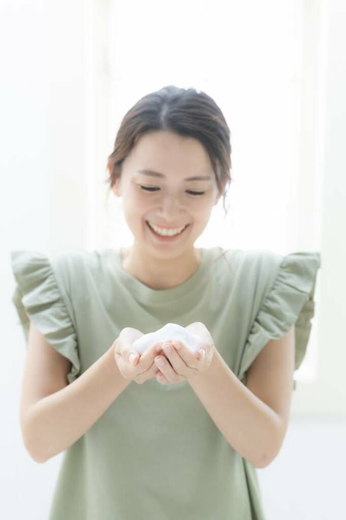 泡を手に取る様子
