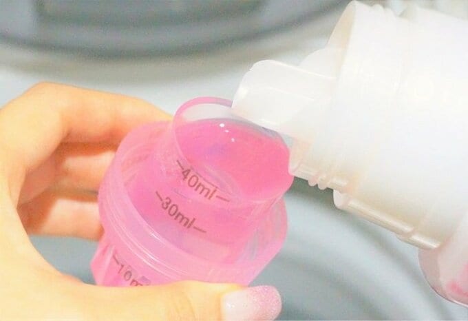 キャップに洗剤を入れる