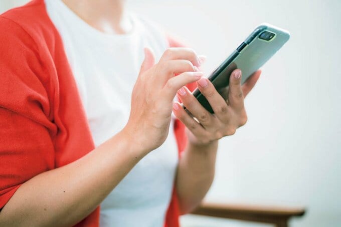 スマホいじる女性