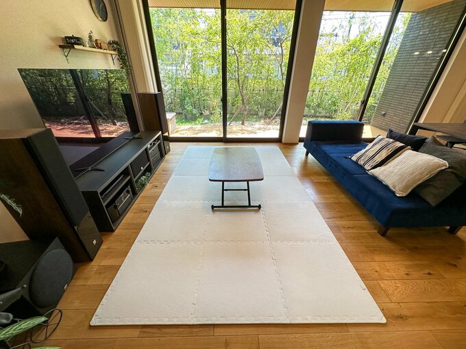 テーブル下にクッションマット