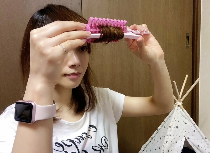 髪の毛をはさむ2