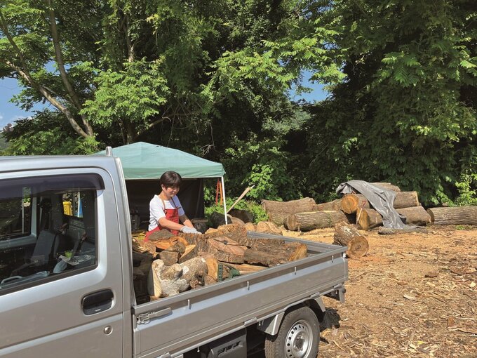 薪を組む山野さん