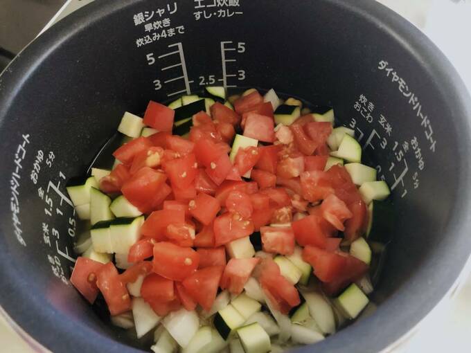炊飯器にズッキーニ、トマト
